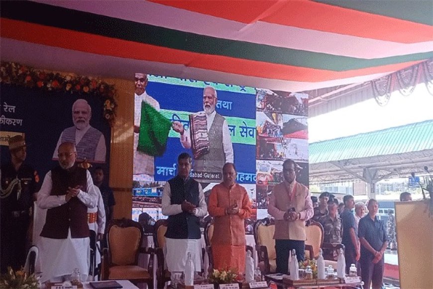 प्रधानमंत्री मोदी ने रांची-वाराणसी वंदे भारत को दिखाई हरी झंडी