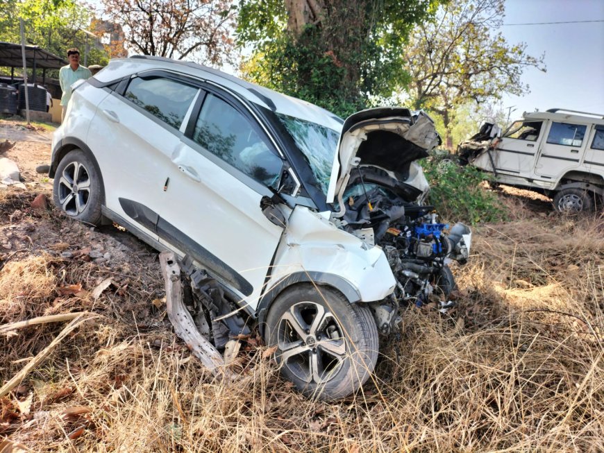 लातेहार में पेड़ से टकराई तेज रफ्तार कार, दो की मौत