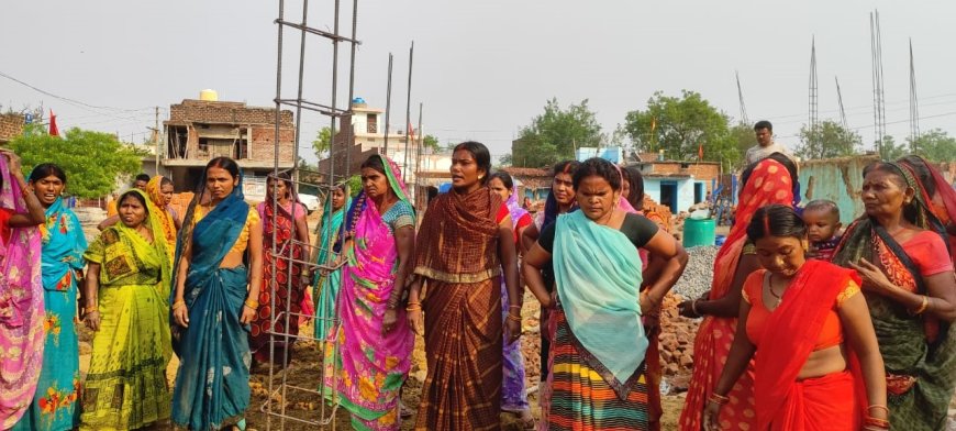 ग्रामीणों ने ढाही चहारदीवारी, बाजार एवं रास्ता को लेकर दिखे आक्रोशित
