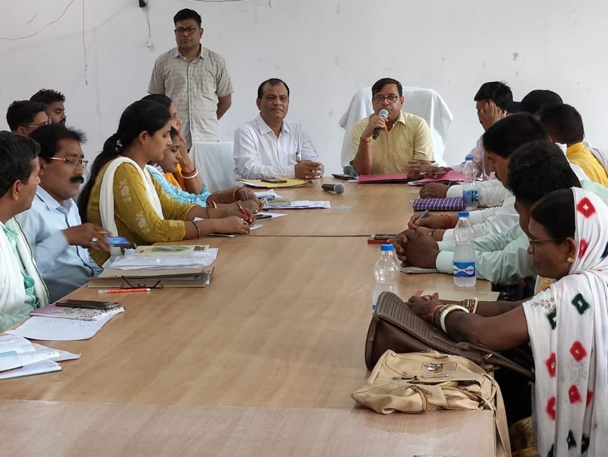 डीडीसी ने प्रखंड कर्मियों के साथ की समीक्षा बैठक, दिये कई निर्देश