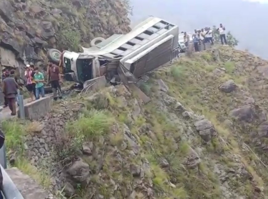शिमला के जुब्बल में एचआरटीसी बस खाई में गिरी, 4 लोगों की मौत