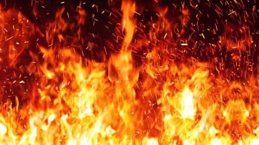 दुमका में हाईटेंशन तार के संपर्क में आने से बस में लगी आग, दो झुलसे