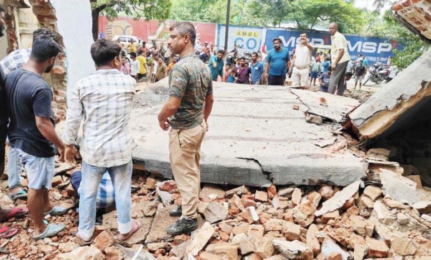 टाटा स्टील के टूट रहे क्वार्टर के मलबे में दो युवक दबे