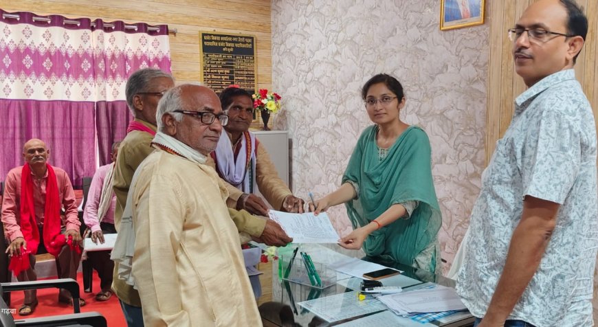 भाकपा नेताओं ने मुख्यमंत्री के नाम 12 सूत्री मांग पत्र बीडीओ व सीओ को सौपा