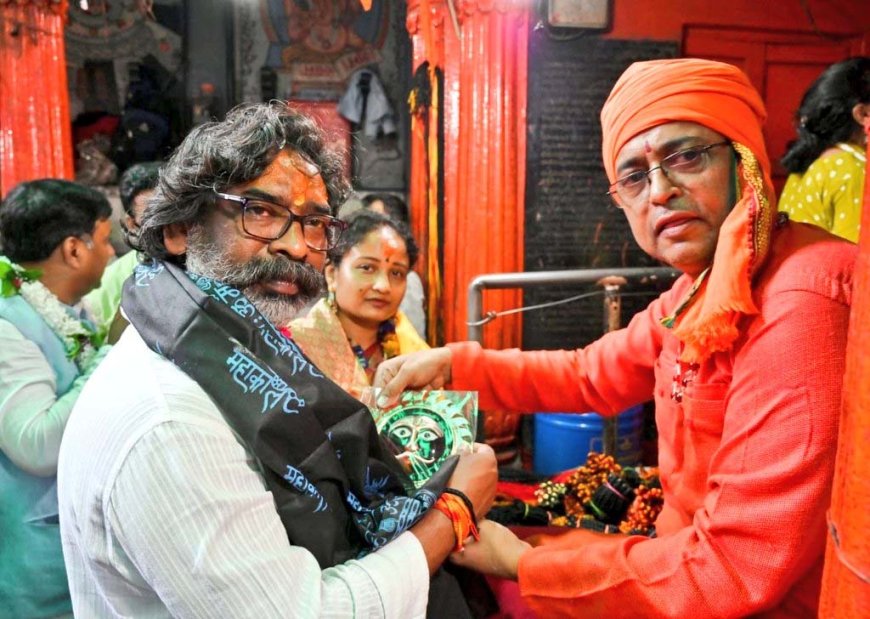 मुख्यंमत्री हेमंत सोरेन ने पत्नी कल्पना के साथ काशी विश्वनाथ मंदिर में की पूजा-अर्चना