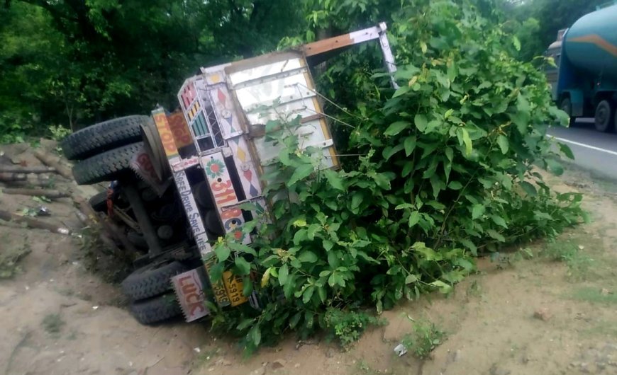 लोहा लदा ट्रेलर अनियंत्रित होकर घाटी में पलटा, दो लोगों की मौत, एक गंभीर