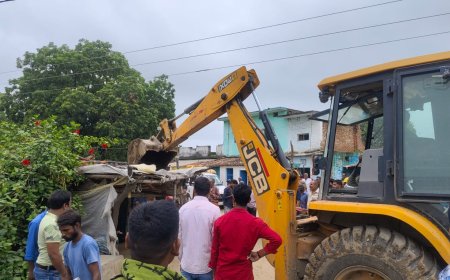 प्रशासन ने फोरलेन पर अधिग्रहित मकान को हटाने के लिये चलाया अभियान