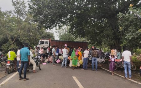 पथ निर्माण की समस्या को लेकर ग्रामीणों ने की सड़क जाम