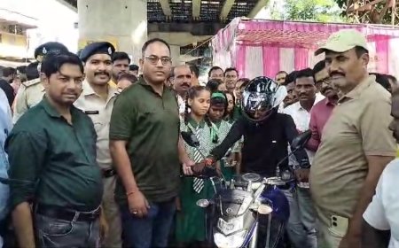 रक्षाबंधन के दिन बाइक सवारों को कस्तूरबा की छात्राओं ने बांधी राखी तो पुलिस ने पहनाया हेलमेट