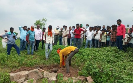 कोर्ट के आदेश से दो दिन पूर्व ढाई साल की बच्ची के दफनाये गये शव को पुलिस ने निकाला