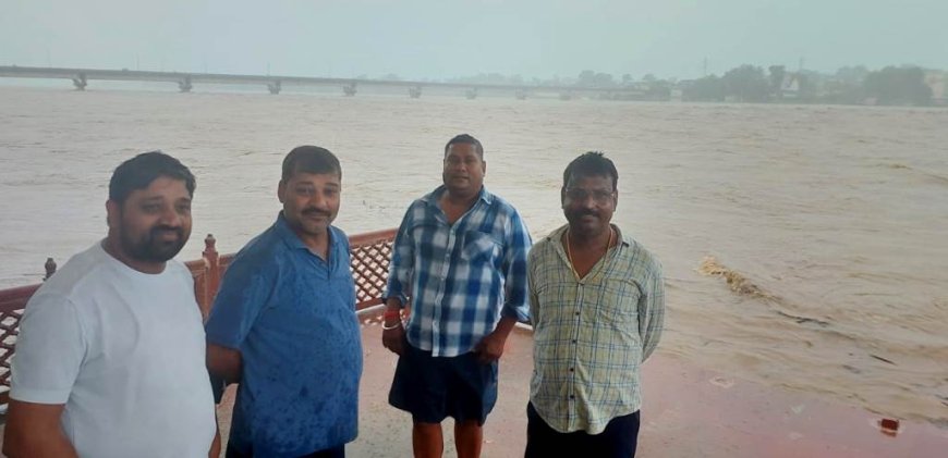 नदियों में बाढ़, प्रशासन अलर्ट, शहर में दिखा अघोषित बंद