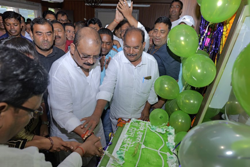 मंत्री मिथिलेश ने केक काटकर मनाया सीएम हेमंत का जन्मदिन