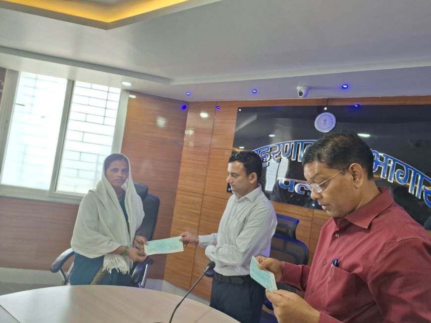लोकसभा चुनाव में मृत कर्मियों के आश्रितों को उपायुक्त ने सौंपा 15 लाख का चेक
