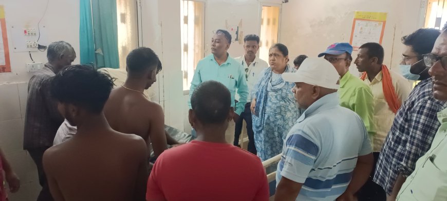 अधिग्रहित मकान को तोड़ने के दौरान छत गिरने से पिता पुत्र दब कर घायल, पिता रेफर