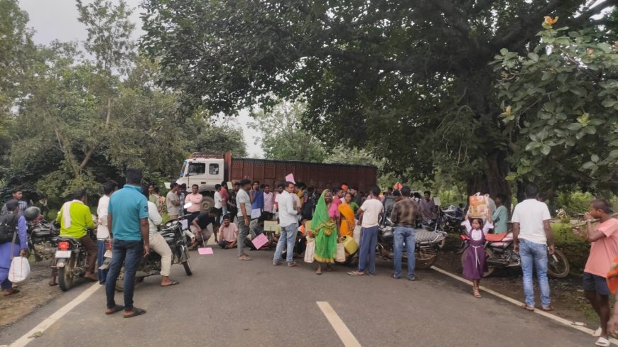 पथ निर्माण की समस्या को लेकर ग्रामीणों ने की सड़क जाम