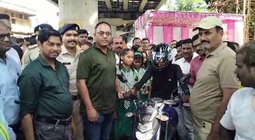 रक्षाबंधन के दिन बाइक सवारों को कस्तूरबा की छात्राओं ने बांधी राखी तो पुलिस ने पहनाया हेलमेट