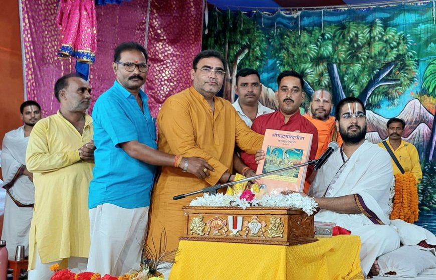 राष्ट्रीय परशुराम युवावाहिनी के सदस्यों ने कथावाचक श्री पुण्डरीकाक्षाचार्य वेदांती जी महाराज को किया सम्मानित