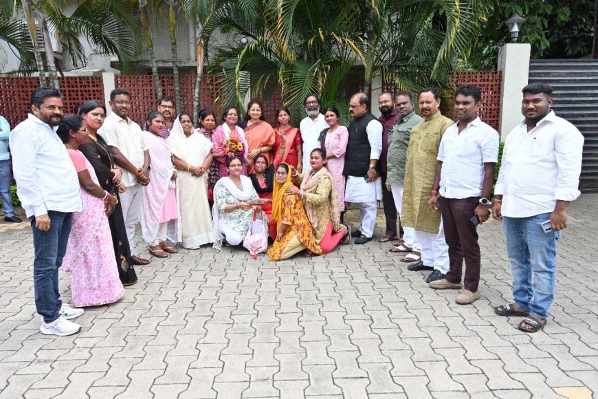 राज्य के विभिन्न जिलों से पहुंची पोषण सखी दीदियों ने हेमन्त सोरेन से की मुलाकात
