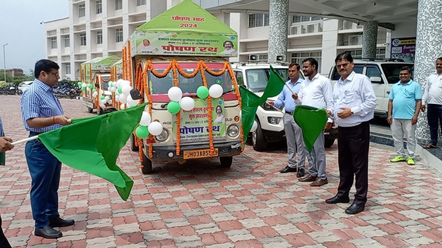 समाहरणालय परिसर से पोषण रथ एवं जागरुकता रथ रवाना