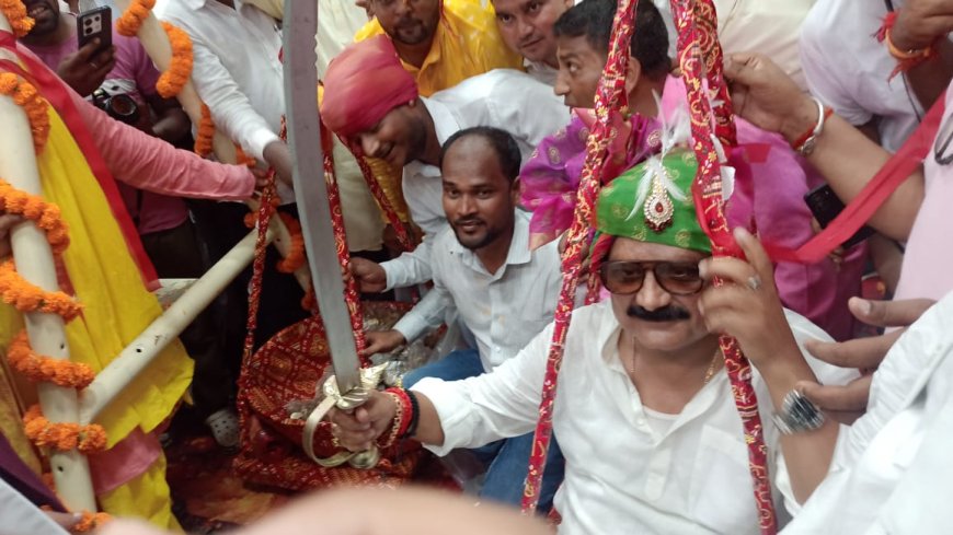पासवान समाज ने मंत्री मिथिलेश को 10 के सिक्कों से तौला