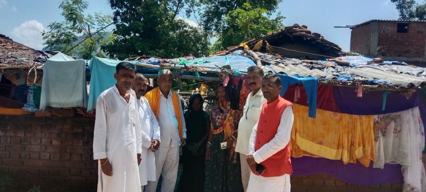 अपनी फटी हुई साड़ियों से आशियाना बनाकर उसमें गुजर बसर कर रही है विधवा, नहीं मिला अबुआ आवास