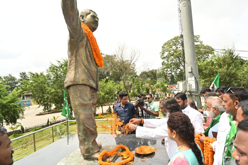 मुख्यमंत्री और विधायक ने दुर्गा सोरेन की जयंती पर दी श्रद्धांजलि