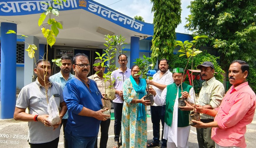 डॉ कौशल ने आकाशवाणी परिसर में पौधा लगाकर एक पेड़ मां के नाम कार्यक्रम का किया शुभारंभ