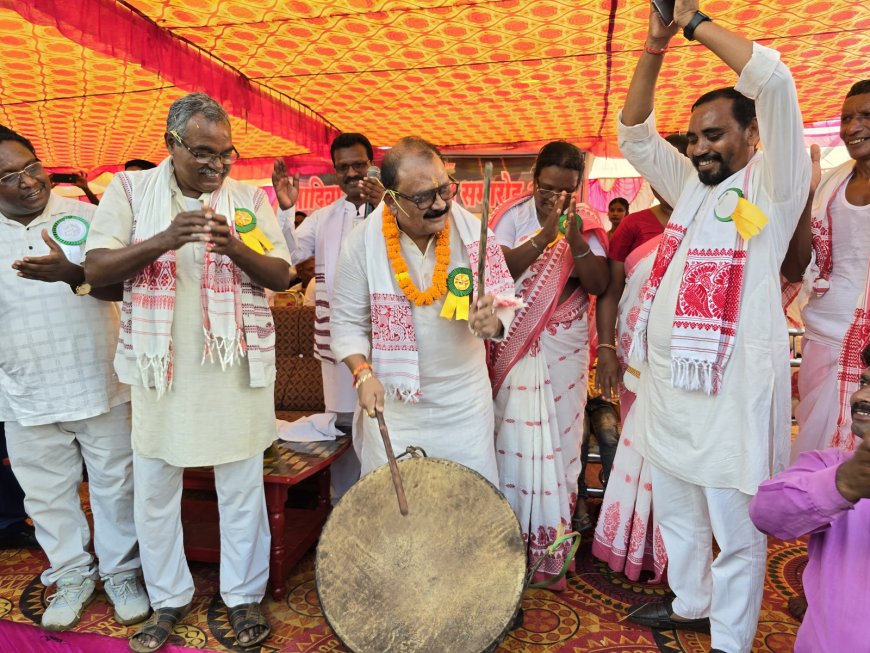 आदिवासी करमा मिलन समारोह में मांदर बजाकर ग्रामीणों के साथ खूब थिरके मंत्री
