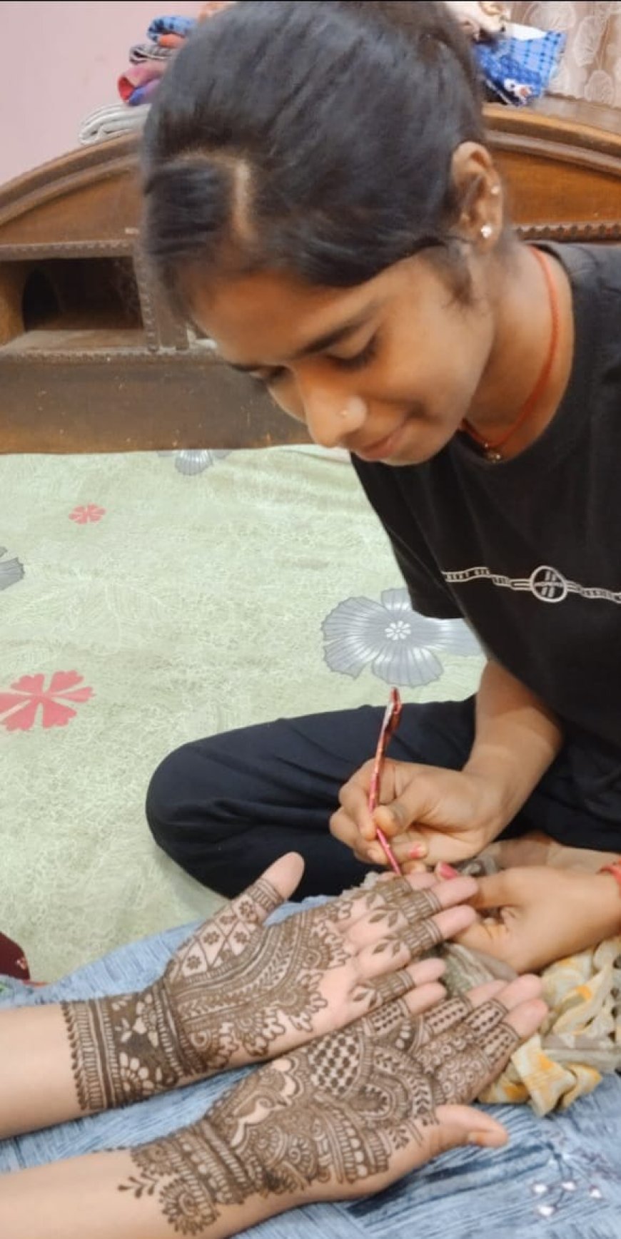 इंटर की छात्रा में मेंहदी सजाने की है अनोखी कला, जितिया पर्व पर मेंहदी का महत्व