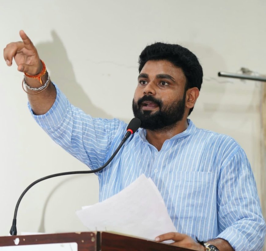 अपने सामंतवादी विचारधारा में परिवर्तन लायें पूर्व मंत्री: धीरज दुबे