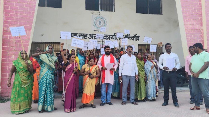 बच्ची को न्याय दिलाने को लेकर ग्रामीणों ने प्रखंड मुख्यालय पर किया विरोध प्रदर्शन