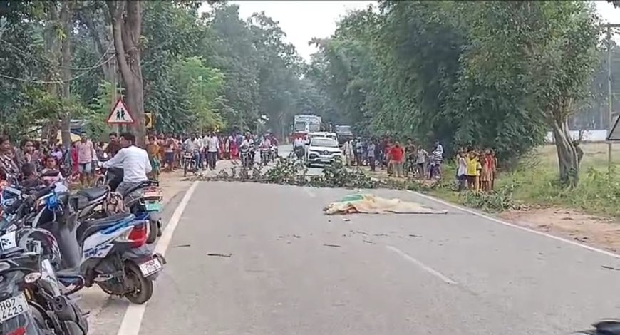 गुमला में तेज रफ्तार हाइवा ने बाइक सवार तीन को रौंदा, मौत