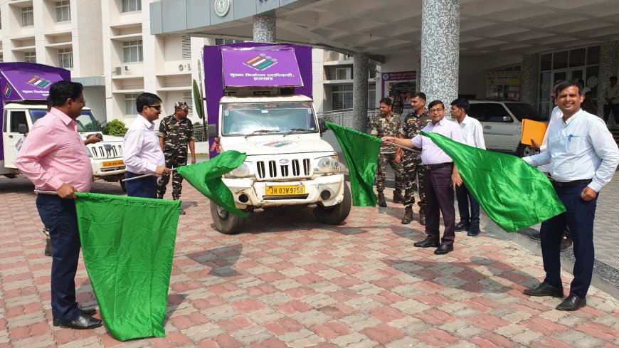 जिला निर्वाचन पदाधिकारी ने किया मतदाता जागरूकता रथ को रवाना