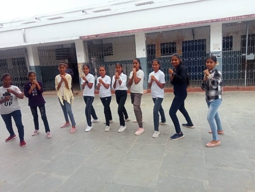 कराटे चैंपियन का खिताब जीतने रांची रवाना हुईं गढ़वा कस्तूरबा की 10 छात्राएं