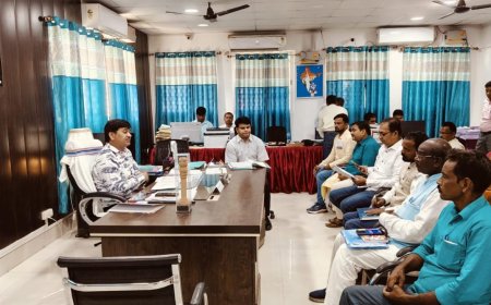 निर्वाची पदाधिकारी ने की उम्मीदवारों के साथ बैठक