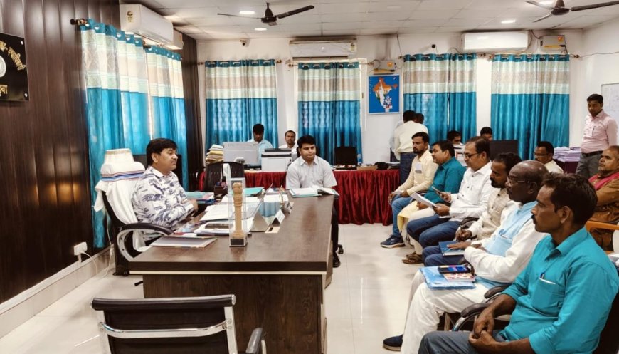 निर्वाची पदाधिकारी ने की उम्मीदवारों के साथ बैठक
