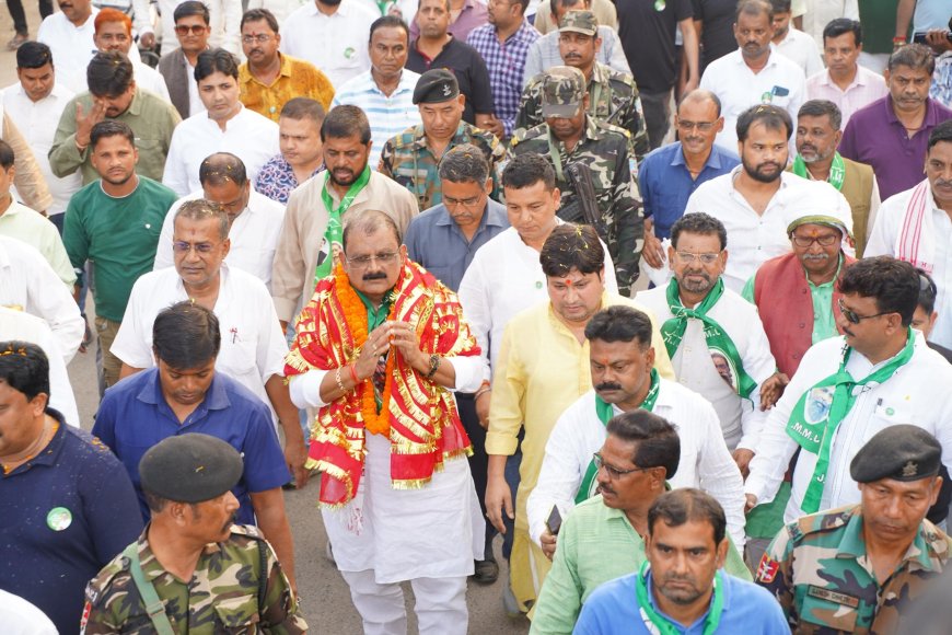 मंत्री मिथिलेश ने किया रोड शो, जनता ने की फूलों की बारिश, उमड़ा जनसैलाब