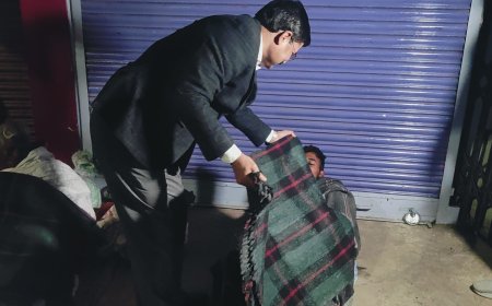 डीसी ने देर रात्रि जरूरतमंदों के बीच किया कंबल वितरण