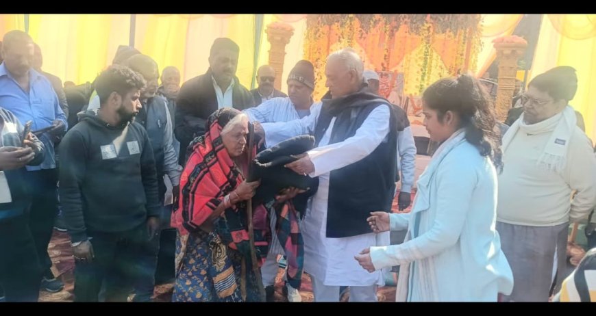 प्रेरणा परमार्थ आश्रम की ओर से सात सौ जरूरतमंदों के बीच कंबल वितरित