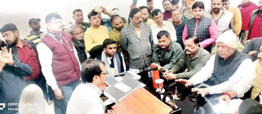 व्यवसायियों ने ठप किया बाजार, निगम ने मानी मांग