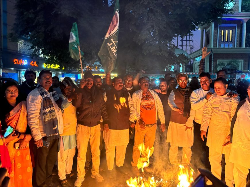 झामुमो ने गृह मंत्री अमित शाह का फूंका पुतला