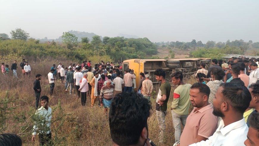 मेराल में स्कूल बस पलटी एक छात्र की मौत आधा दर्जन घायल