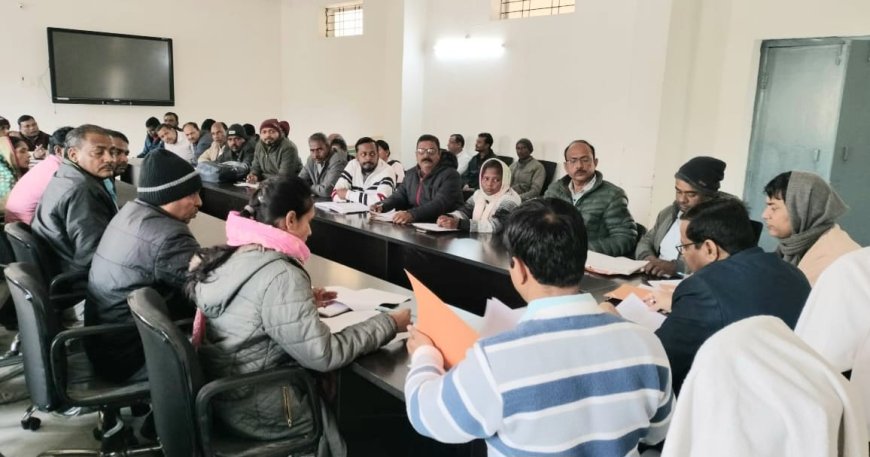 डीडीसी ने प्रतिनिधियों एवं प्रखंडकर्मियों के साथ बैठक कर की विकास योजनाओं एवं कार्यों की समीक्षा