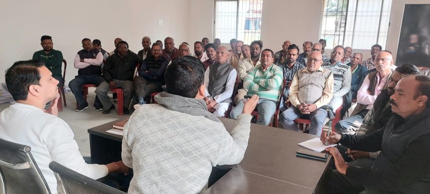 पदाधिकारियों ने डीलरों के साथ की बैठक