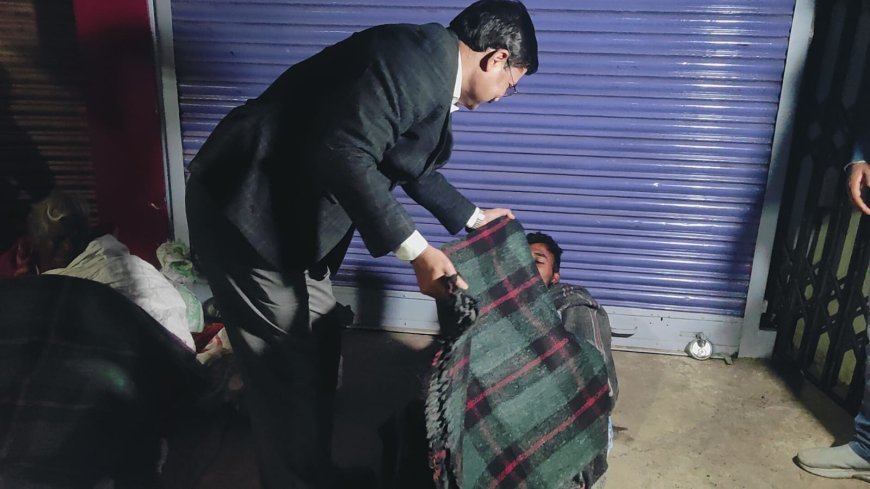 डीसी ने देर रात्रि जरूरतमंदों के बीच किया कंबल वितरण