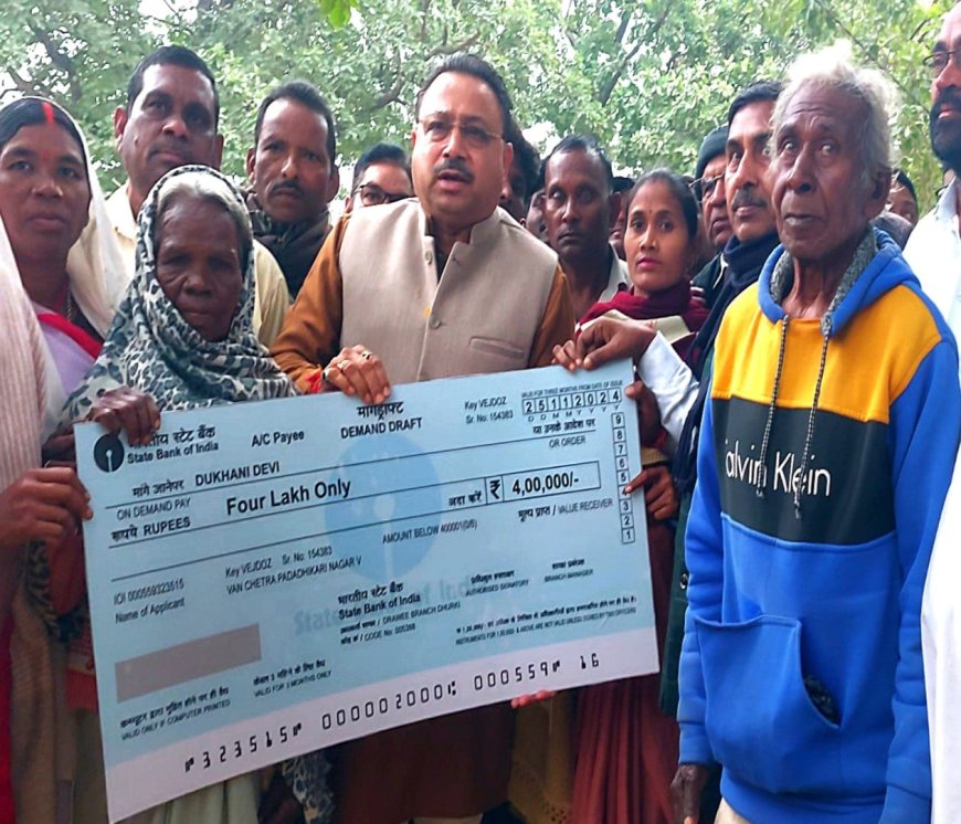 विधायक अनंत ने मृतक के घर पहुंच कर दिया चार लाख रूपये का चेक