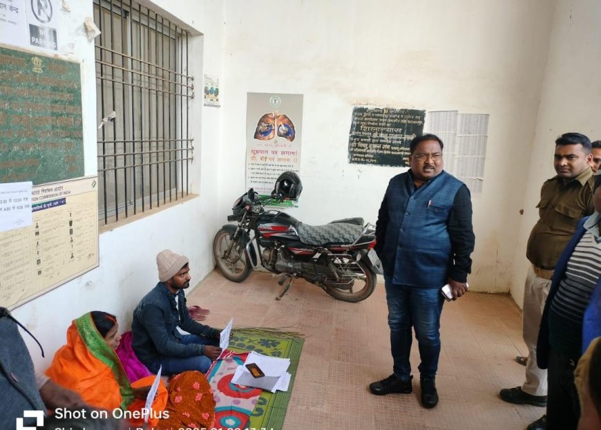 आवास नहीं मिलने पर पत्नी संग दिया धरना