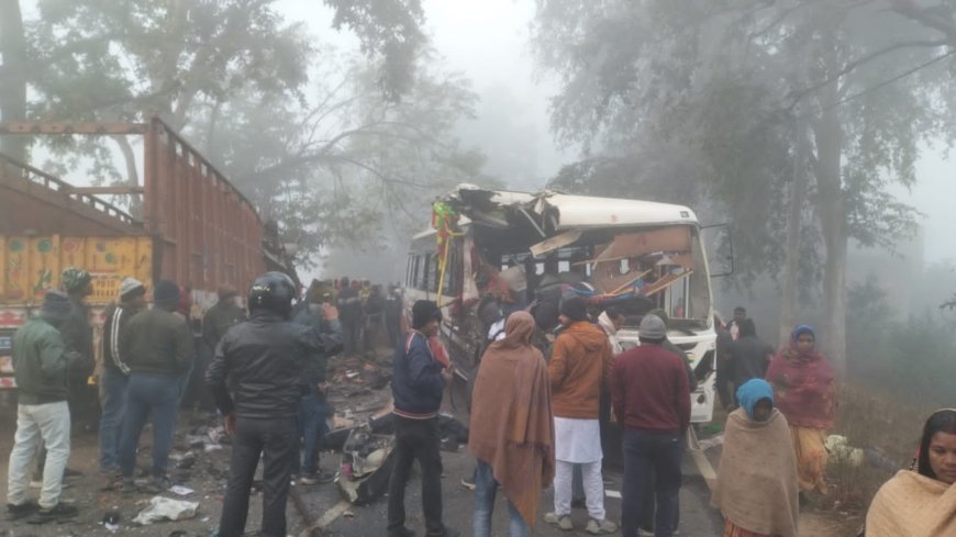 यात्री बस और ट्रक की टक्कर में एक की मौत, 15 से अधिक यात्री घायल