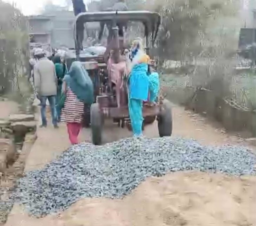 एकरारनामा के अनुसार सड़क नहीं बनने पर आक्रोशित ग्रामीणों ने बंद कराया कार्य