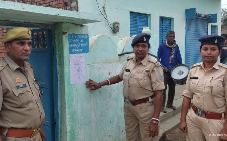 महिला पुलिस ने फरार वारंटी के घर चिपकाया इश्तेहार